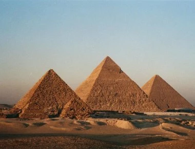 Οργή στην Αίγυπτο για το ζευγάρι που φωτογραφήθηκε γυμνό στην πυραμίδα του Χέοπα